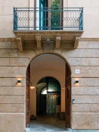 Immagine della porta d'ingresso aperta del BnB Dolcevita
