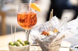 Immagine di un bicchiere di Aperol Spritz e olive