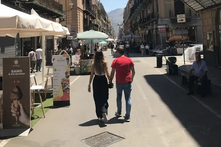 Coppia a passeggio nel centro storico di Palermo
